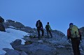 <center>
Après 45 minutes de marche dans les pierriers, à la frontale, la nuit cède la place... Nous en faisons de même pour un guide et son client dont l'allure est plus rapide que la nôtre !<br> progression sur un pierrier.Ascension du Grand Paradis avec un guide de heute montagne. 