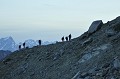 <center>D'autres futures cordées.<br> Le jour se lève au rythme de notre progression. cordée sur le massif du Grand Paradis. Ascension du Grand Paradis. Aoste. 