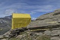 <center>Le bivouac Money, le voici !<br>
Refuge pour les alpinistes en difficulté<br>
ou simple étape pour ceux qui poursuivent leur route Bivouac Money, accroché à la paroi .Vallée de Valnontey. Grand Paradis aoste 