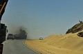 <center>Nous mettons le cap sur la ville de Luderitz, situé sur la côte Atlantique entre mer et dunes.<br>Nous retrouvons la civilisation... Route en direction de Luderitz. Namibie. 