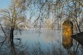 <center>
La Vienne est très haute ce matin-là, la tour est en partie inondée. Brume matinale et ciel bleu rendent l'atmosphère douce et paisible.  