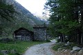 <center>Le jour monte lentement, les premiers chamois nous observent. maisons de valmiana, vallée de cogne, aoste, alpes, 