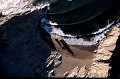 <center>Il gît là, sur le sable, carcasse oubliée... carcasse de bateau échouée sur le sable de la côte des squelettes. namibie 