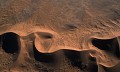 <center>Ondulantes, elles se rejoignent, se coupent et plongent dans la mer. Dunes de sossusvlei namibie vu d'avion 