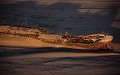 <center>Il est encore très beau sous la lumière du soir.<br> Le sable comble les cicatrices de son combat avec les éléments. Epave échouée sur la côte des squelettes. namibie 