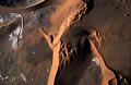 <center>Tout en bas, rasant les sables : l'avion, réduit à un point blanc ! dunes namibie 