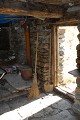 <center>
Rustique mais fort utile pour qui souhaite<br>
y passer la nuit afin de  surprendre, au petit matin,<br>
les hardes qui paissent, au calme, dans la prairie. intérieur chalet alpage. 