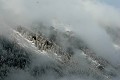 <center>
Les versants s'extraient de l'exuvie des brumes ;<br> le regard se concentre sur la lumière.

 versants enneigés et brume . Alpes 