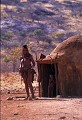 Cette femme nous présenta les parures quelle porta le jour de son mariage.
L'accueil est toujours chaleureux avec ce peuple. Femme et enfant, hutte HIMBA. KAOKOLAND. NAMIBIE 