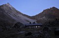 <center>
Le jour se lève sur la maison des Gardes.<br>
Entre les monts Nomenon et Favret, le col Charbonnière,<br>
l'un des passages pour le Valsavarenche. Maison du garde Grand Nomenon, vallée de Cogne, Grand Paradis. 