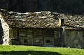 <center> 1701 année de la construction de cette maison. <br>
L'ami Louis est l'un des trois habitants qui demeurent toute l'année au village de Valnontey, ferme à Valnontey. Vallée, de Cogne. AOSTE 