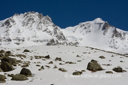Beaucoup de neige au pied du gran ...